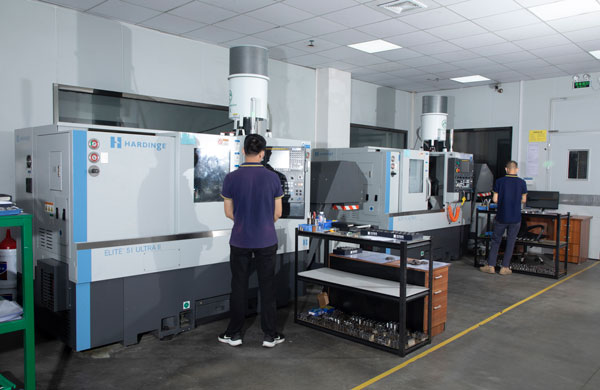 Officina di lavorazione con tornio CNC Hardinge